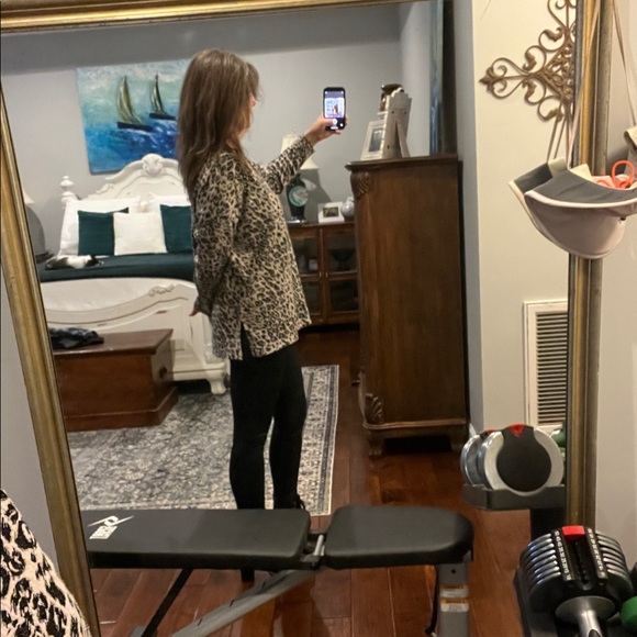 Chico's Animal Print Crew Neck Top Blouse- sz 1/M - Picture 9 of 9